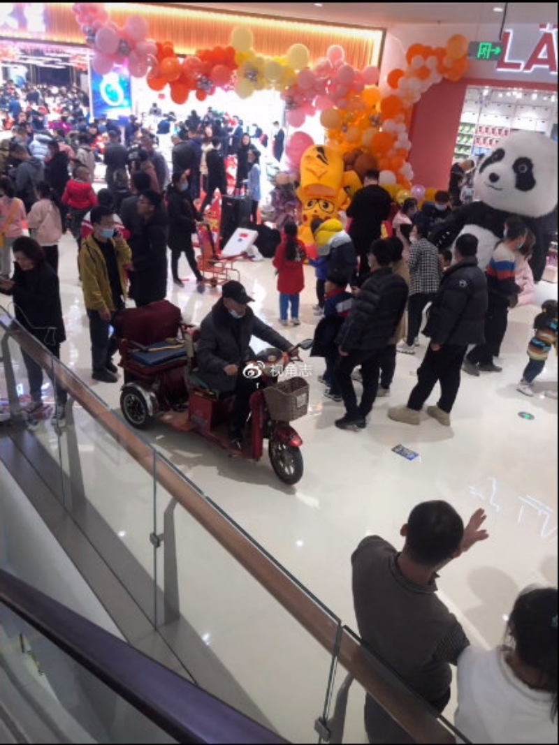 大爷开着三轮车
